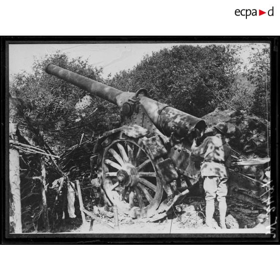 La Ferme Saint-Claude, canon 155 mm long en position. [légende d'origine]