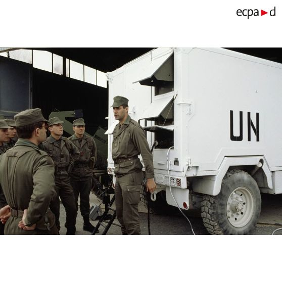 Un adjudant dispense des instructions sur les matériels aux personnels du 2e régiment d'infanterie de marine (2e RIMa) avant le départ du détachement pour la FORPRONU en ex-Yougoslavie.