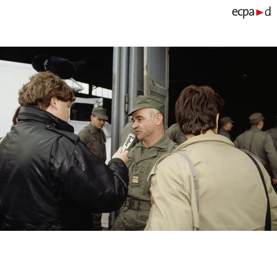 Lieutenant-colonel Vialatte chef de corps du 8e régiment de commandement et de soutien (8e RCS) et commandant du bataillon de soutien logistique (BSL) au micro d'un journaliste de France Inter.