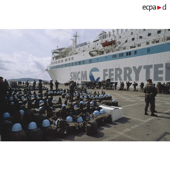 Paquetages et casques bleus sur le quai devant le ferry Esterel lors de l'embarquement des troupes à Toulon.