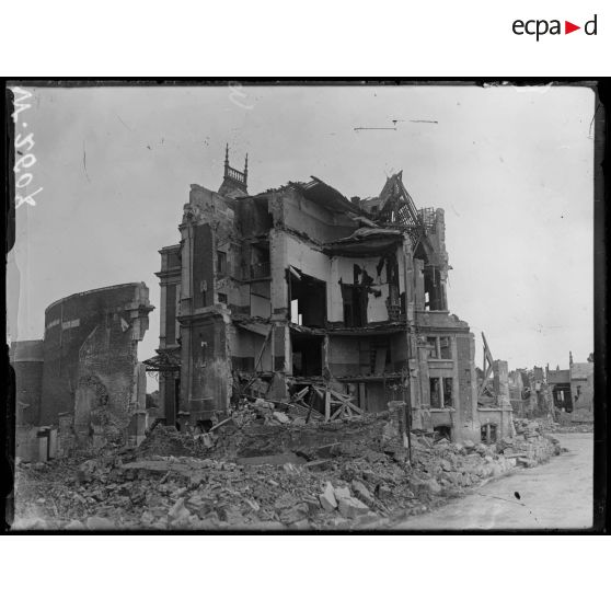 Chauny, les ruines de l'hôtel de ville. [légende d'origine]