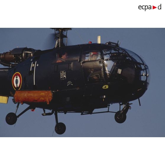 Gros plan sur un hélicoptère Alouette-III de l'aéronautique navale en vol stationnaire au-dessus de la mer Adriatique.