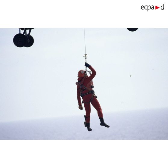 Hélitreuillage d'un personnel sur le ferry Corse depuis l'hélicoptère Alouette-III de l'aéronavale .