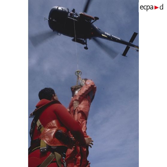 Opération d'hélitreuillage des personnels sur le pont du ferry Corse depuis l'hélicoptère Alouette-III de l'aéronavale.