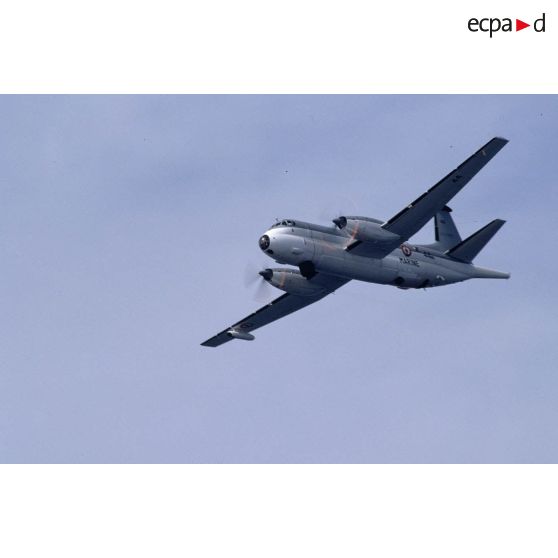 Gros plan sur un avion de patrouille maritime Bréguet Atlantic Atl-1 de l'aéronautique navale en vol.
