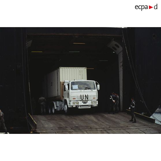 Embarquement d'un camion Renault G290 VTL aux couleurs de l'ONU avant le départ pour l'ex-Yougoslavie.