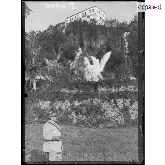 Vodena. Le général Guillaumat devant les cascades. [légende d'origine]