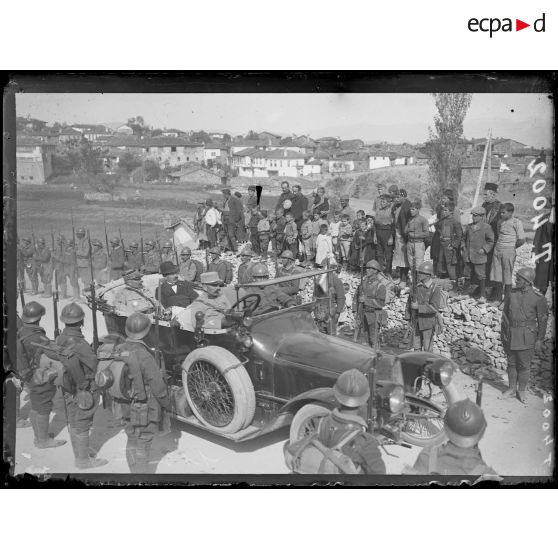 Kozani. Arrivée du général Guillaumat. Les troupes rendent les honneurs. [légende d'origine]