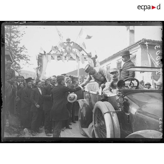 Kozani. Arrivée du général Guillaumat. Les autorités reçoivent le général Guillaumat. [légende d'origine]
