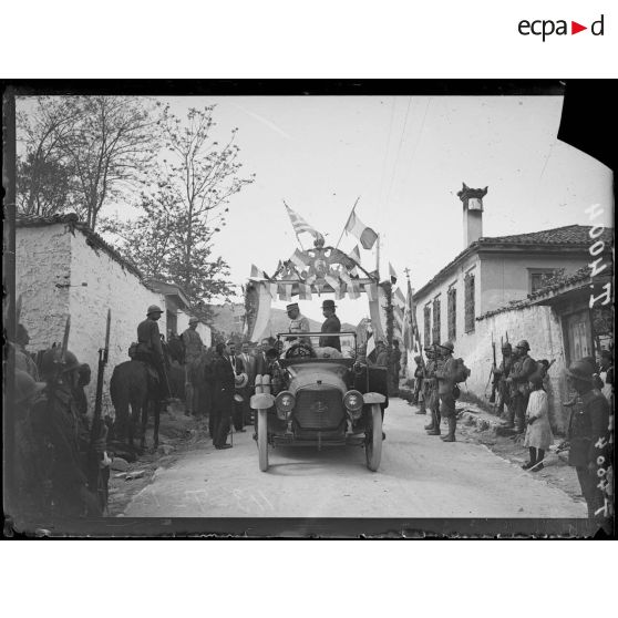 Kozani. Arrivée du général Guillaumat. Les troupes grecques rendent les honneurs. [légende d'origine]