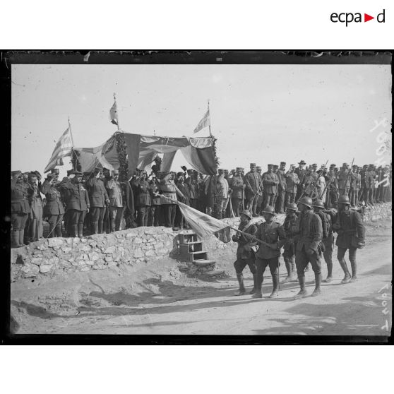 Kozani. Un régiment grec défile devant les généraux Guillaumat et Henrys. Le salut au drapeau. [légende d'origine]