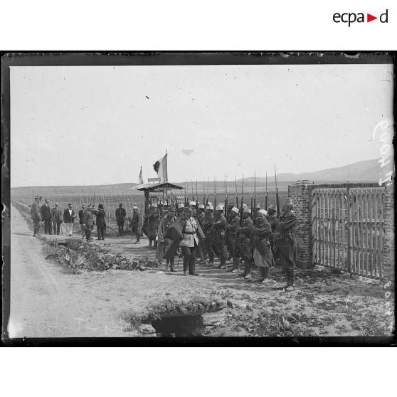 Kozani. Le général Guillaumat passe en revue une compagnie de zouaves. [légende d'origine]