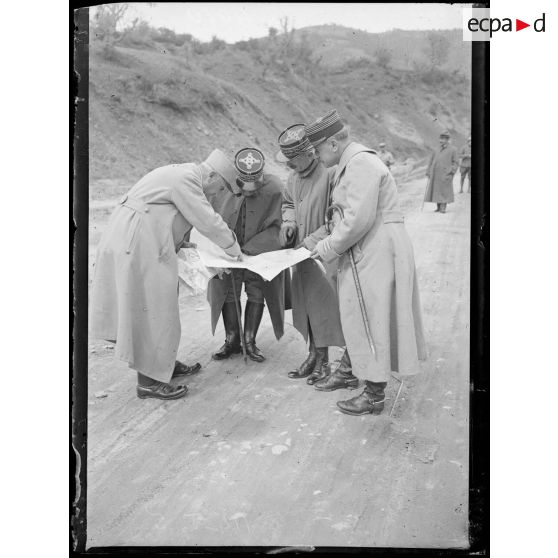 Kajalar. Les généraux Guillaumat, Henrys, Delobys et le colonel Dosse étudiant la carte. [légende d'origine]