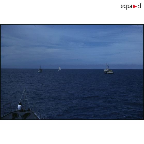 Voilier Breeze de la flottille de la Paix évoluant en mer. Le remorqueur Hippopotame (A660) croise le bâtiment amiral MV Greenpeace de l'ONG Greenpeace.