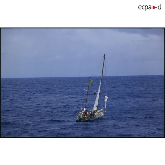 Voilier Greenpeace III de la flottille de la Paix évoluant en mer.