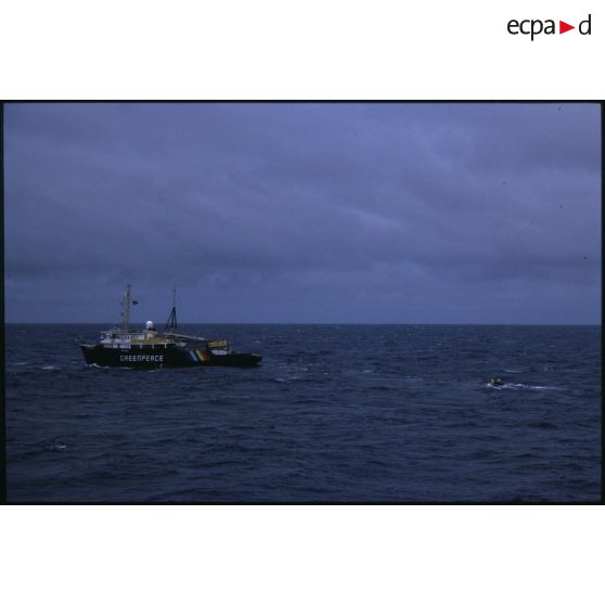 Le bâtiment amiral MV Greenpeace de l'ONG Greenpeace en pleine mer dans le Pacifique.