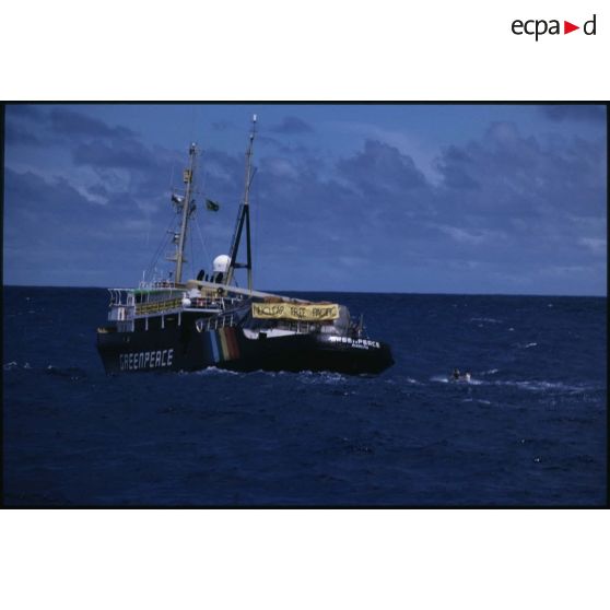 Le bâtiment amiral MV Greenpeace de l'ONG Greenpeace en pleine mer dans le Pacifique.