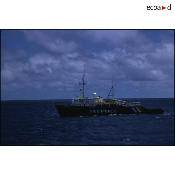 Le bâtiment amiral MV Greenpeace de l'ONG Greenpeace en pleine mer dans le Pacifique.