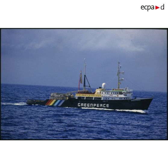 Le bâtiment amiral MV Greenpeace de l'ONG Greenpeace en pleine mer dans le Pacifique.