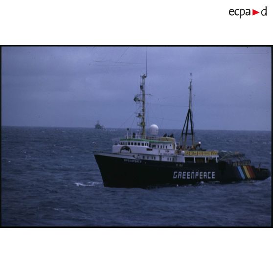 Le bâtiment amiral MV Greenpeace de l'ONG Greenpeace en pleine mer dans le Pacifique.