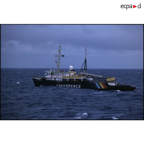 Le bâtiment amiral MV Greenpeace de l'ONG Greenpeace en pleine mer dans le Pacifique.