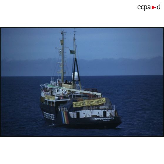 Le bâtiment amiral MV Greenpeace de l'ONG Greenpeace en pleine mer dans le Pacifique.