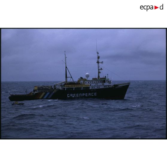 Le bâtiment amiral MV Greenpeace de l'ONG Greenpeace en pleine mer dans le Pacifique.
