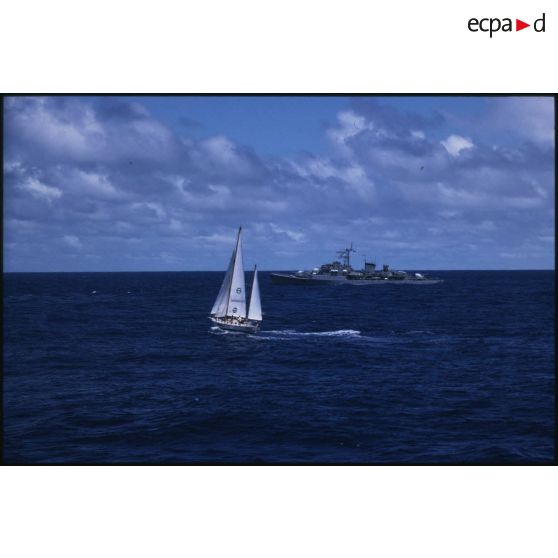 Voilier Greenpeace III de la flottille de la Paix de Greenpeace et Enseigne de vaisseau Henry (F749) en pleine mer dans le Pacifique.