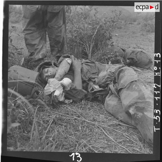 Un parachutiste vietnamien blessé, au sol, près de la drop zone.