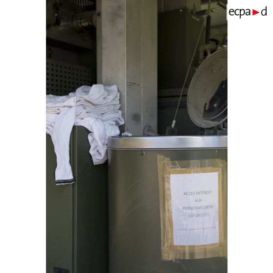 Séchage des vêtements au moyen de l'unité de traitement du linge en campagne (UTLC) de la base de Maripasoula, en Guyane française.