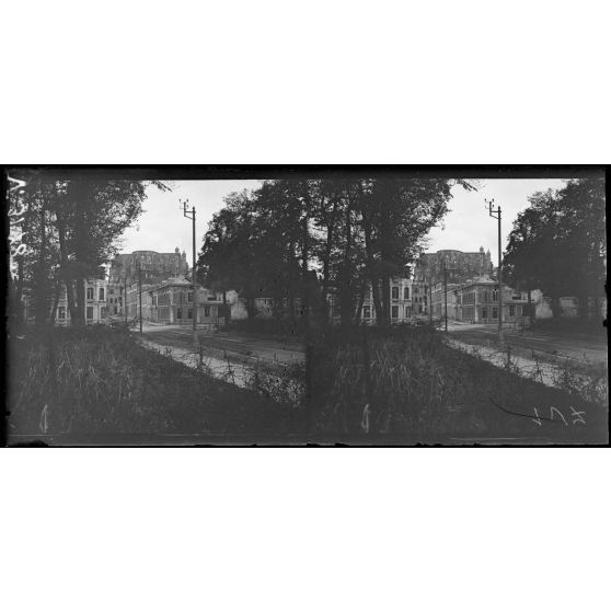 Saint-Quentin, la collégiale prise des Champs-Elysées. [légende d'origine]