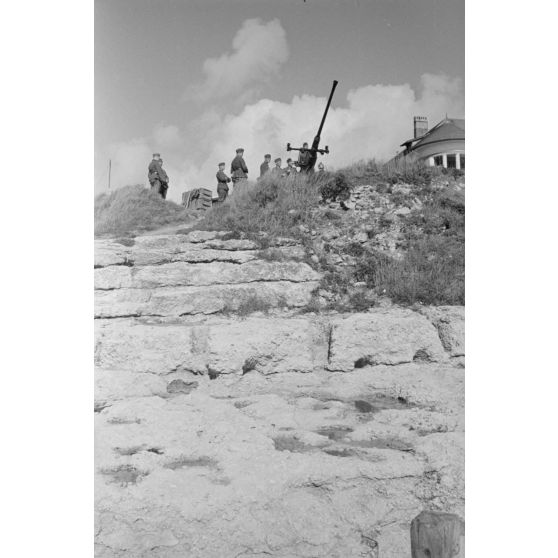 Un canon antiaérien Bofors de 40 mn capturé et positionné non loin du phare de la Coubre.