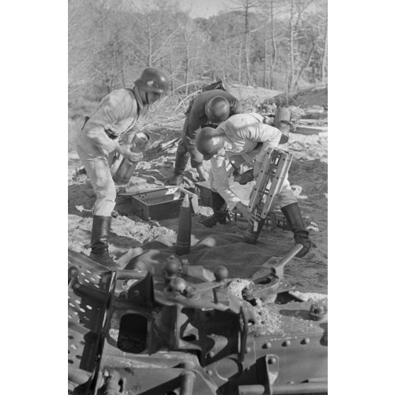 Une batterie d'artillerie allemande installée à proximité du phare de Courbe (Charente-Maritime).