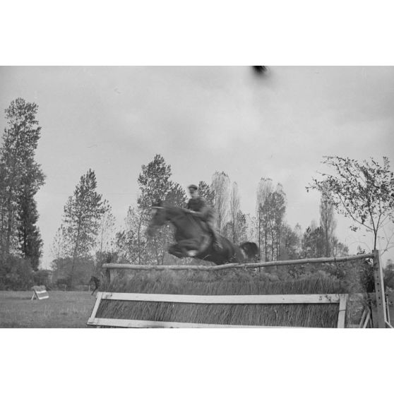 Un officier et sa monture, il pourrait s'agir du lieutenant Heinz Pollay (à confirmer).