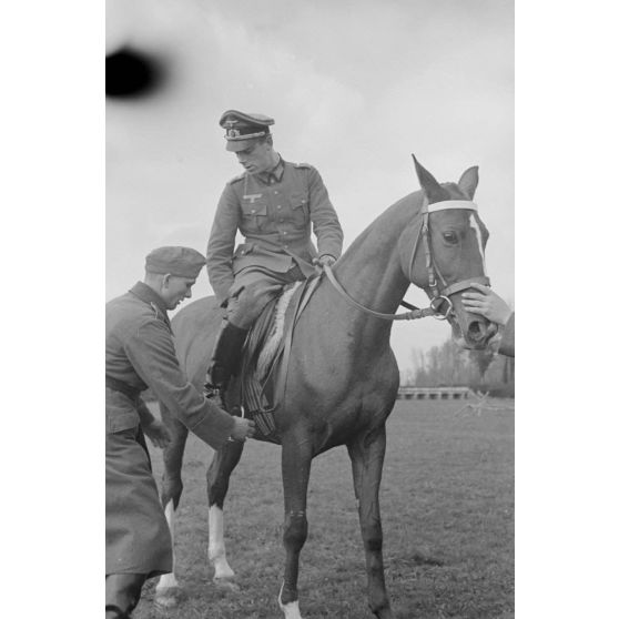 Un officier et sa monture, il pourrait s'agir du lieutenant Heinz Pollay (à confirmer).