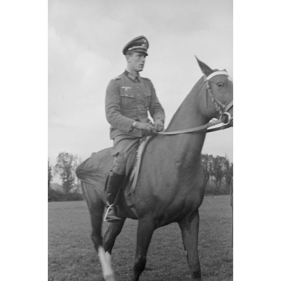 Un officier et sa monture, il pourrait s'agir du lieutenant Heinz Pollay (à confirmer).
