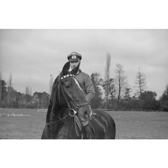 Le commandant (Major) Rudolf Lippert et son cheval.