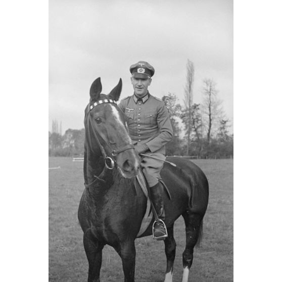 Le commandant (Major) Rudolf Lippert et son cheval.