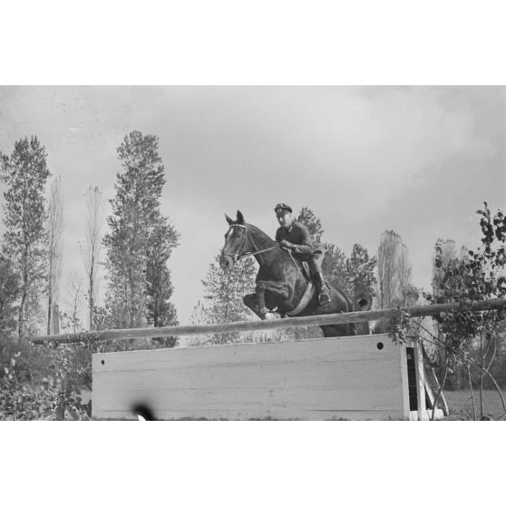 Le commandant (Major) Rudolf Lippert et son cheval.