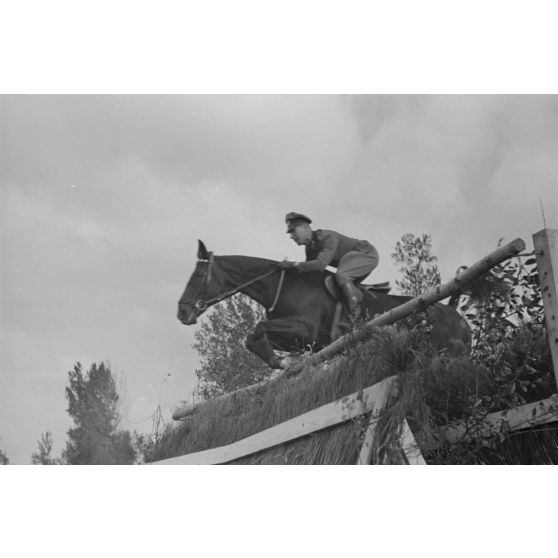 Le commandant (Major) Rudolf Lippert et son cheval.