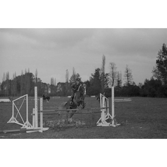 Un officier et sa monture, il pourrait s'agir du lieutenant Heinz Pollay (à confirmer).