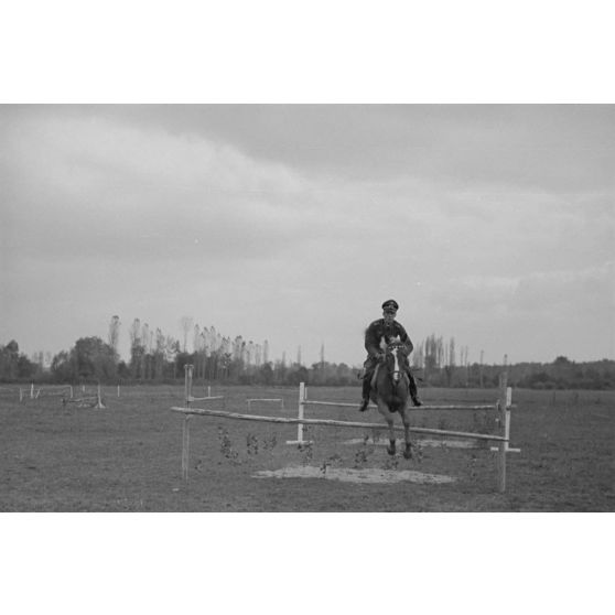 Un officier et sa monture, il pourrait s'agir du lieutenant Heinz Pollay (à confirmer).