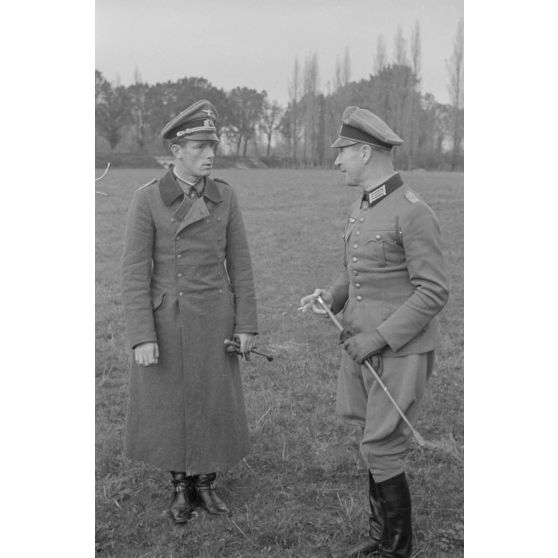 Le commandant (Major) Rudolf Lippert et un lieutenant.