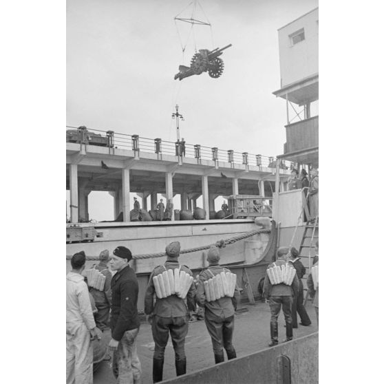 Dans le cadre de l'opération Seelöwe (lion de mer), l'entrainement au chargement d'un cargo (infanterie et matériels).
