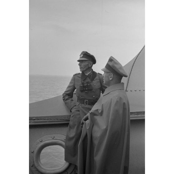 Sur le pont d'un navire, l'état-major de la 7e armée allemande (AOK 7) observe un entrainement amphibie.