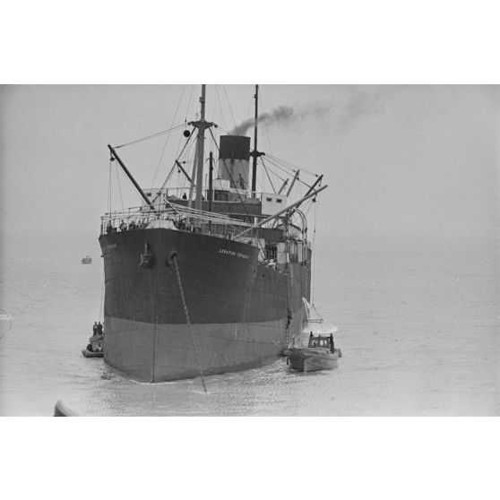 Déchargement de matériels d'artillerie (canon de 10,5 cm FH 18) depuis le navire d'origine grecque Leontios Teryazos.