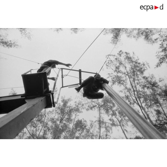 Le régiment d’infanterie de marine du Pacifique - Polynésie (RIMAP-P). Entraînement au centre d'instruction de montagne (CIM) de Papeete. Descente par le mat de l'asperge.