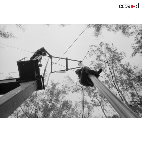 Le régiment d’infanterie de marine du Pacifique - Polynésie (RIMAP-P). Entraînement au centre d'instruction de montagne (CIM) de Papeete. Descente par le mat de l'asperge.