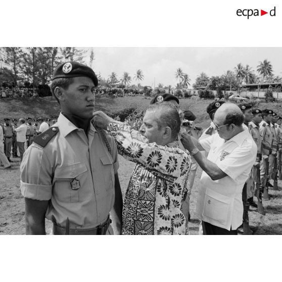 Remise de la fourragère à de jeunes marsouins du régiment d’infanterie de marine du Pacifique - Polynésie (RIMAP-P) par des anciens militaires lors de la prise d'armes à Taravao.