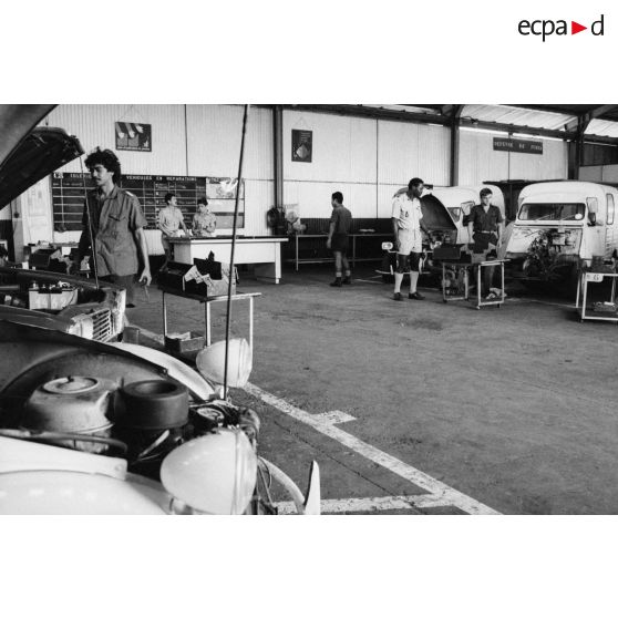 Atelier de l'escadron de transport du 57e bataillon de commandement et de soutien du Pacifique (57e BCSP) au camp d'Arue.